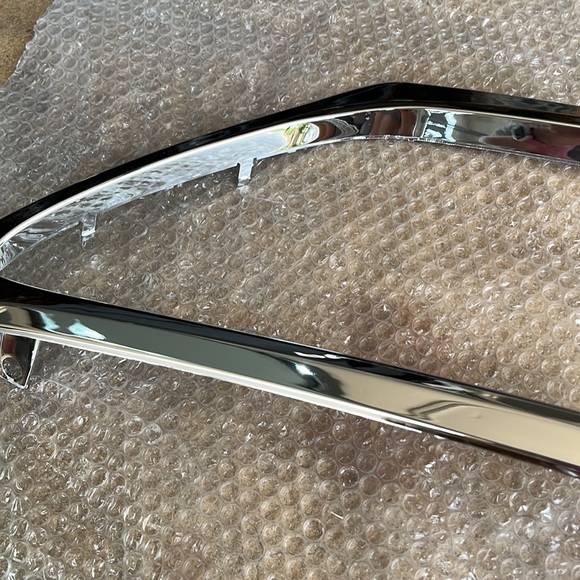 Lexus Grille Surround New in Package - Picture 7 of 9